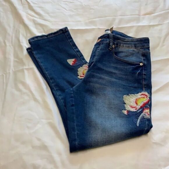 Royalty For Me  Embroidered Jean Capris #SJ23 - Picture 4 of 6